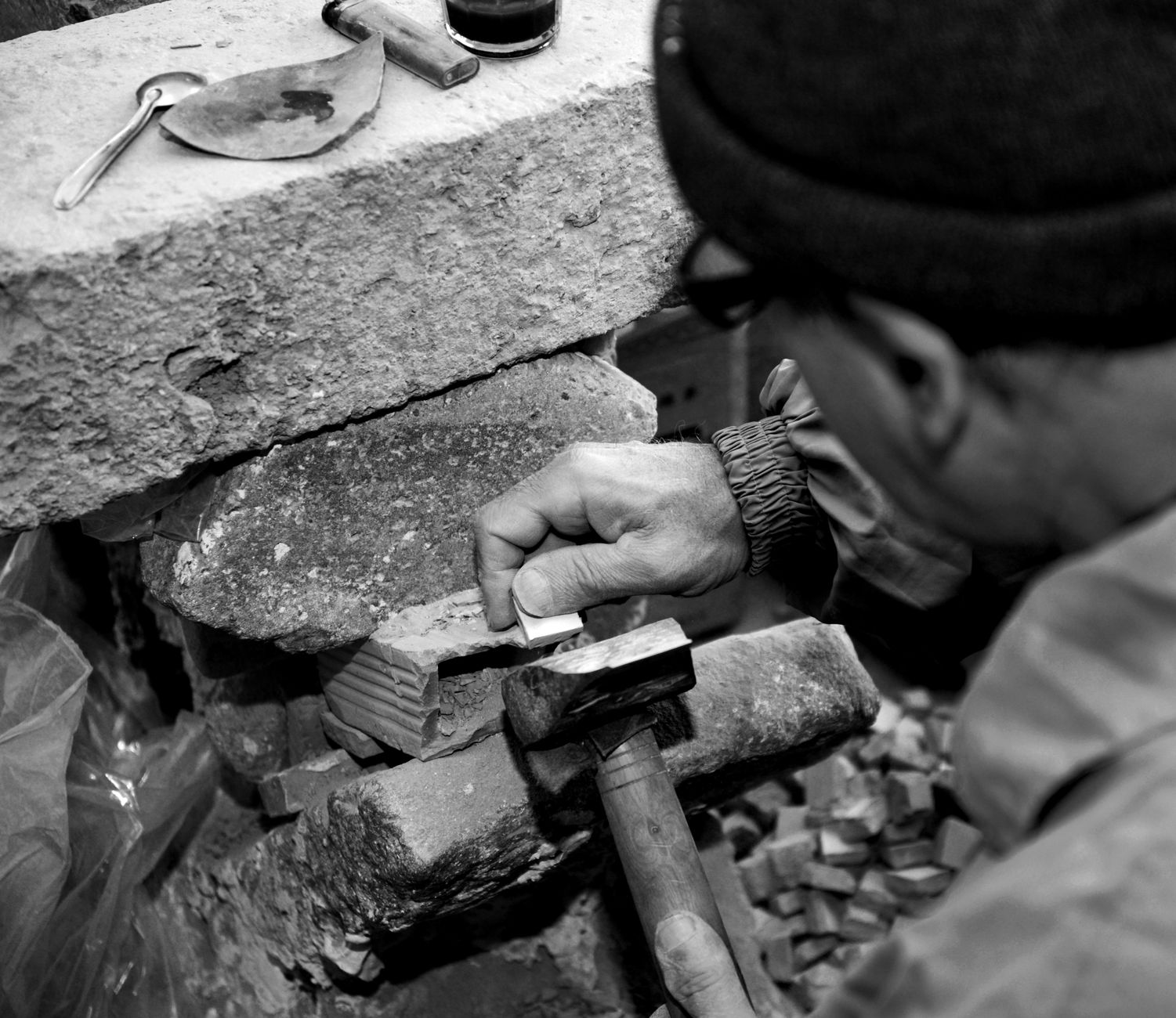 Maestro scalpellino al lavoro sulla pietra