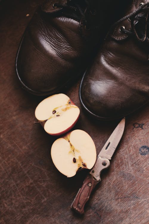 Manzana En Rodajas Al Lado De Un Cuchillo Con Mango Marrón