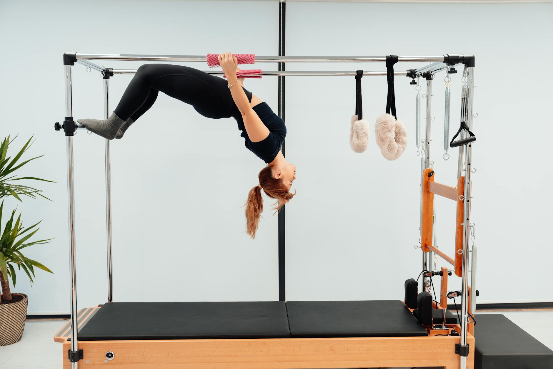 https://www.pexels.com/photo/woman-hanging-on-metal-poles-25596666/