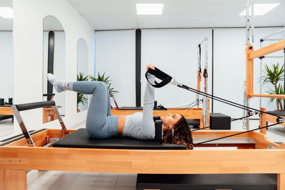 Reformer pilates ekipmanlarının bulunduğu stüdyo alanı