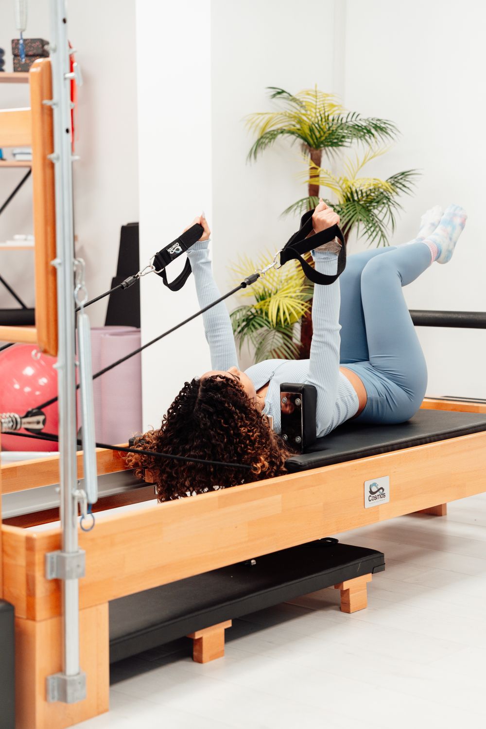 Reformer egzersizi gösteren Pilates eğitmeni Serra Işık