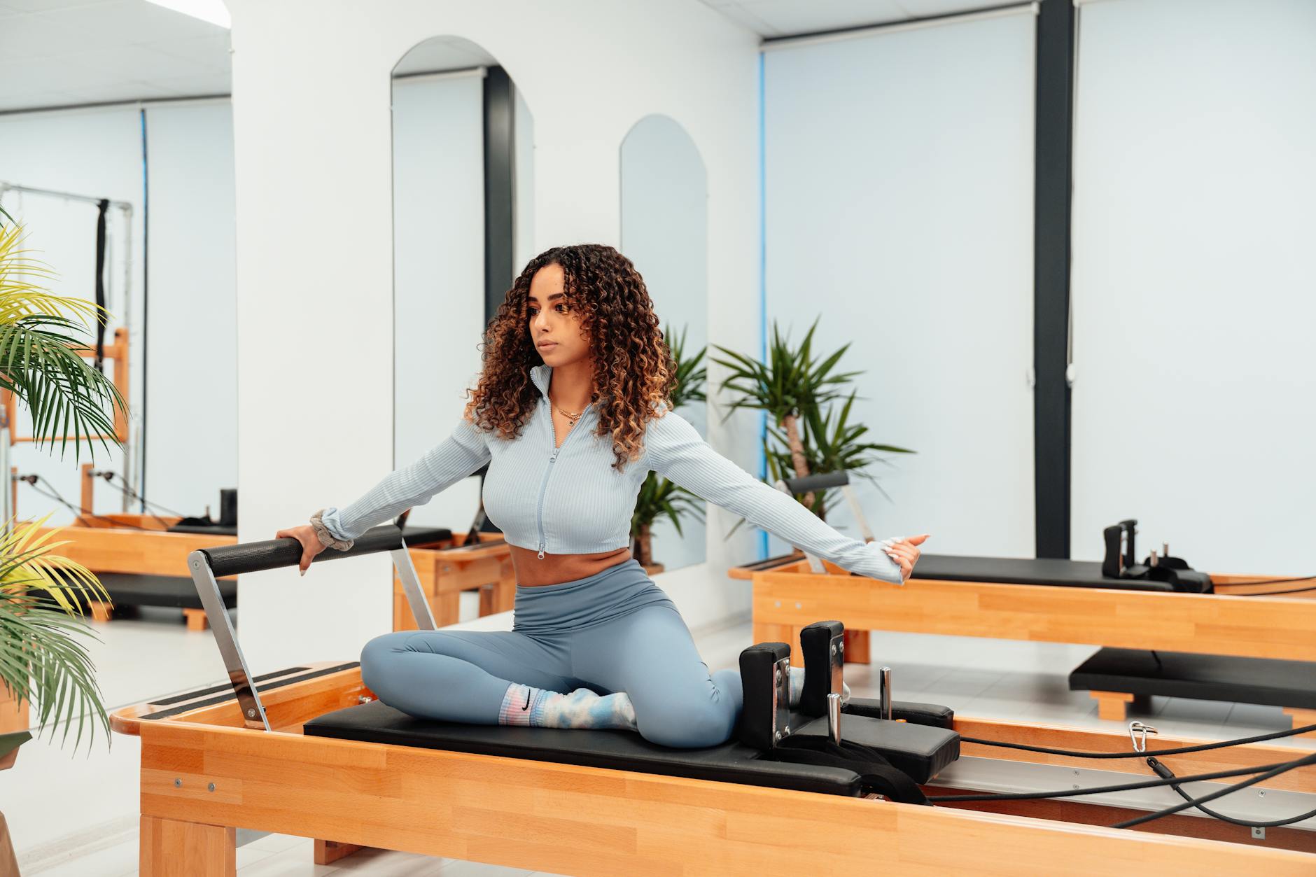 https://www.pexels.com/photo/fit-woman-stretching-on-pilates-reformer-25596767/