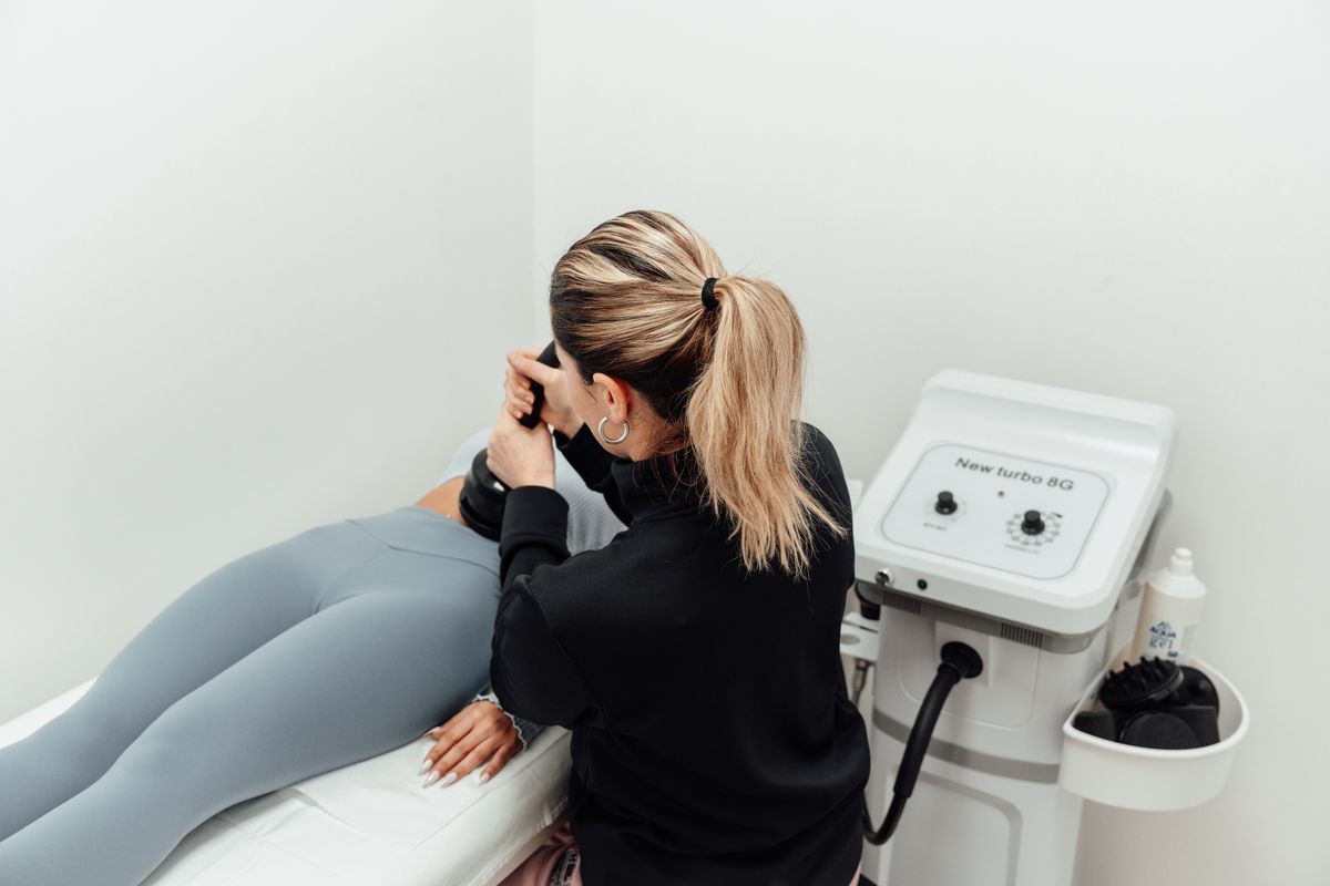 Physiotherapeut führt eine manuelle Lymphdrainage an einem Patienten in einer modernen Praxis durch