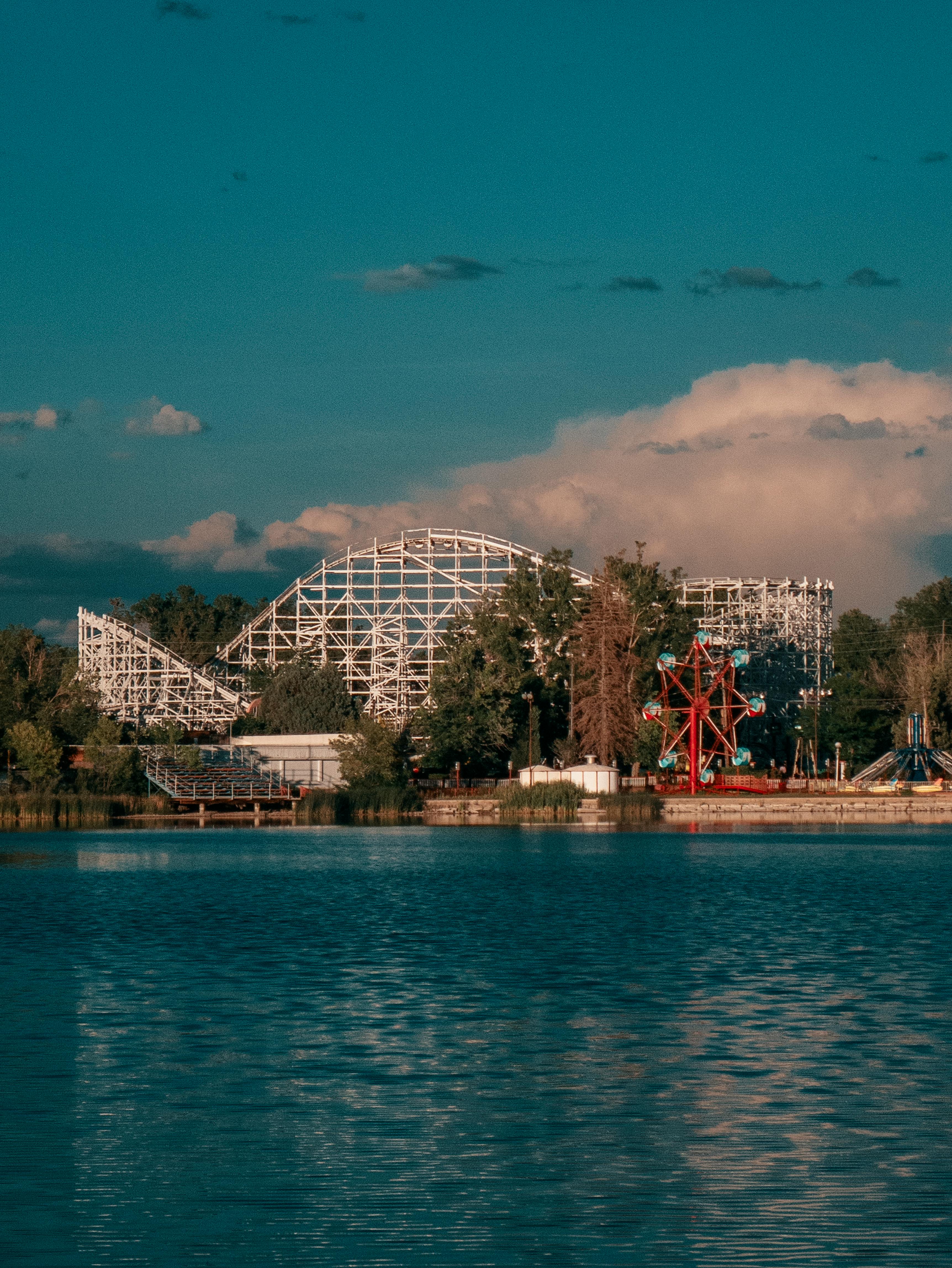 主题公园风景如画，蓝天下有过山车和摩天轮