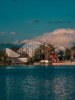 主题公园风景如画，蓝天下有过山车和摩天轮