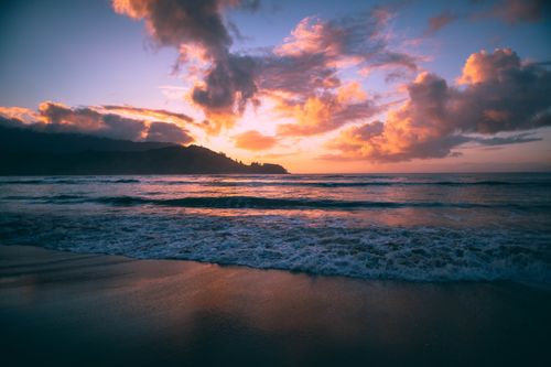 Free Stunning sunset view over Hanalei Bay, Hawaii, with vibrant skies and ocean waves. Stock Photo