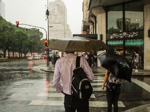 Homme Portant Une Chemise Habillée Tenant Un Parapluie