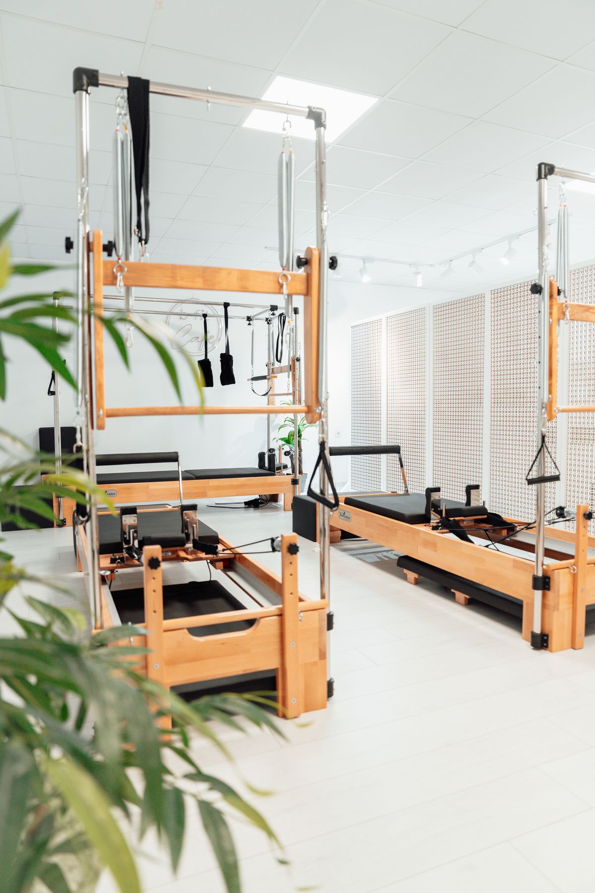 Sala de Pilates con torres de madera