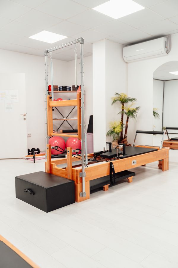 Estudio clínico de pilates equipado con tecnología Reformer de última generación