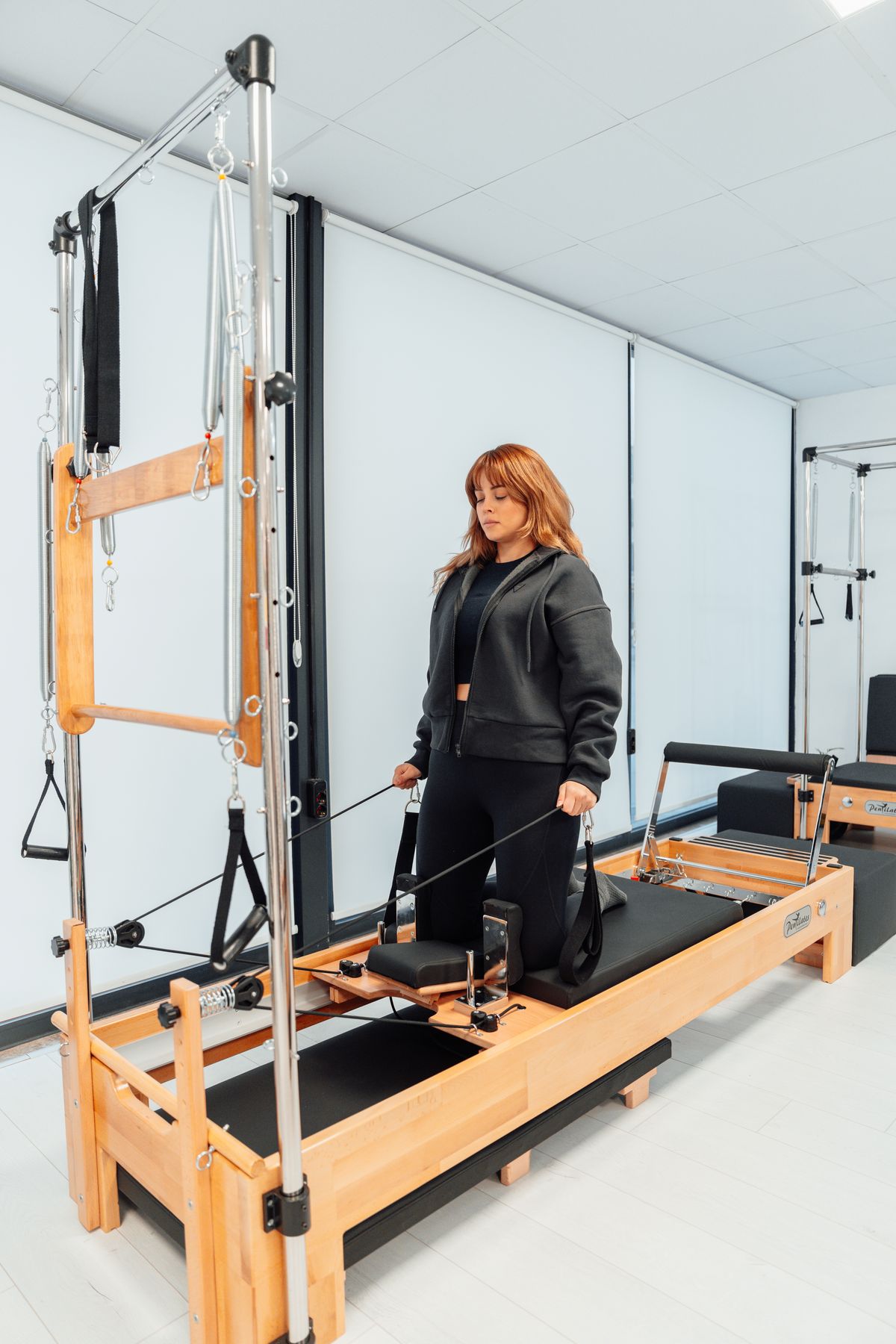 Aula de pilates em aparelho reformer em estúdio em Fortaleza
