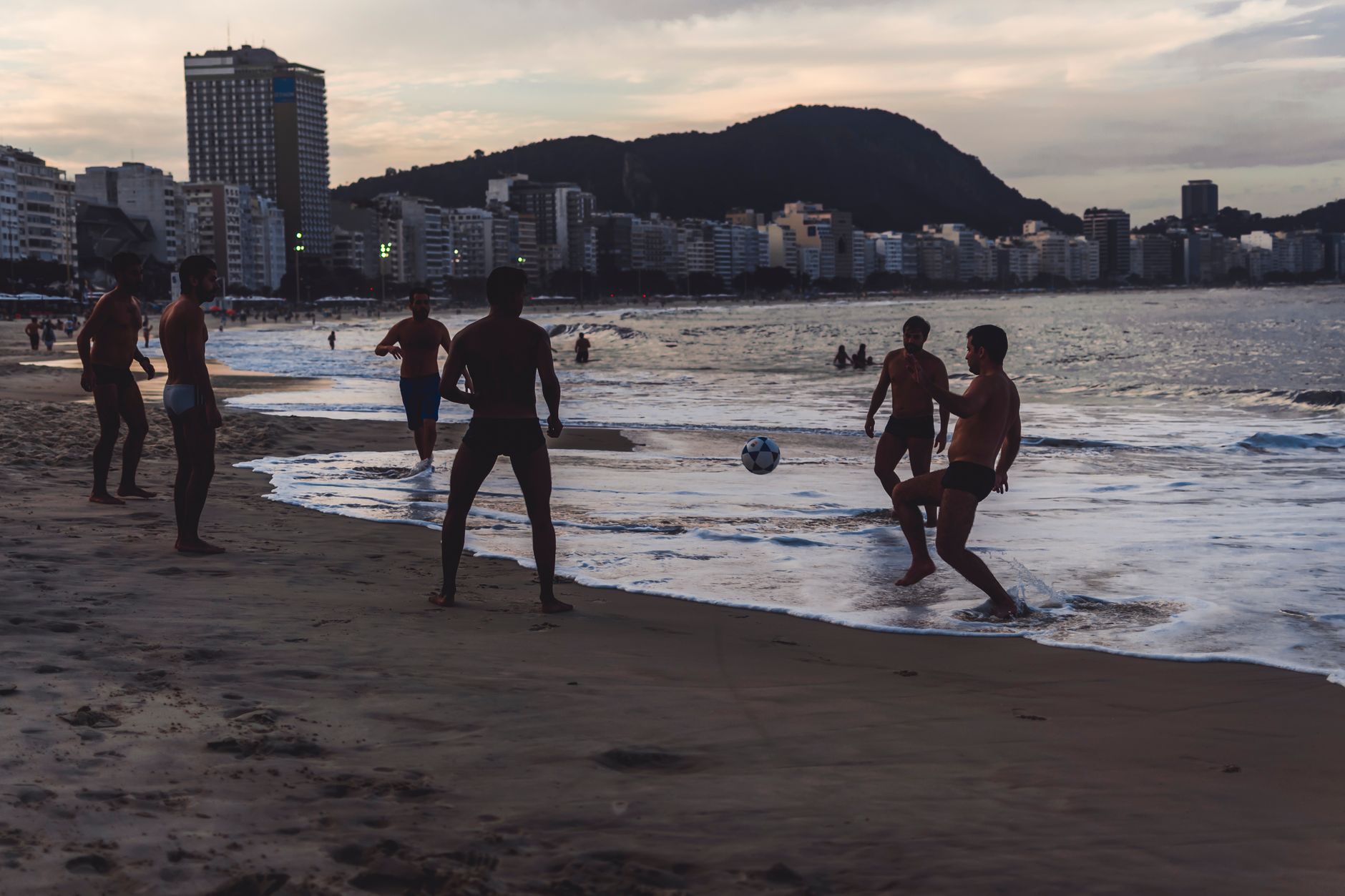 Praia de Copacabana, Rio de Janeiro · Foto: Vinícius Vieira ft · Pexels Praia de Copacabana, Rio de Janeiro