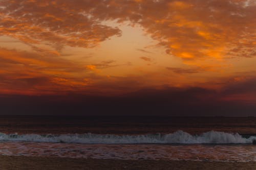 Безкоштовне стокове фото на тему «берег моря, Захід сонця, махати»