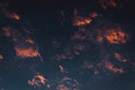 日落时分，橙色的云彩为夜空增添了充满活力而戏剧性的景色