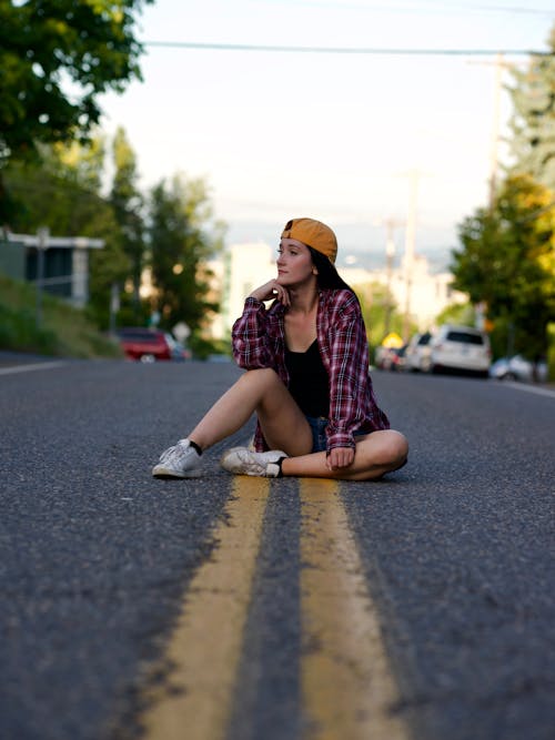 女人坐在馬路中間