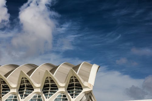 Vista De ángulo Bajo Edificio Contra El Cielo Nublado