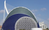 现代建筑设计采用蓝色和玻璃元素，并具有未来派的圆顶形状