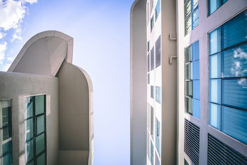 Фото белых зданий под голубым небом под низким углом