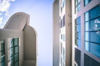 玻璃外墙反射天空的现代建筑低角度视图