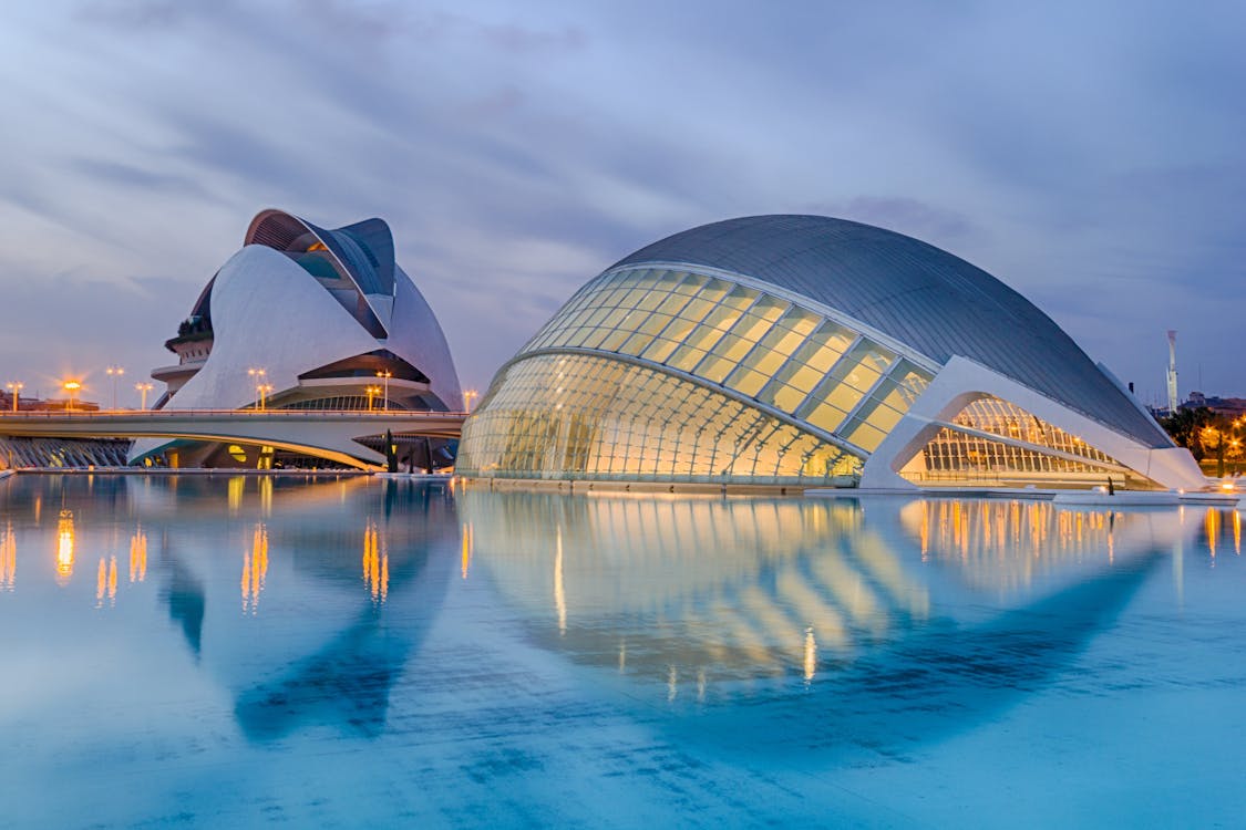 Gratis Reflejo Del Paisaje Urbano En El Mar Por La Noche Foto de stock