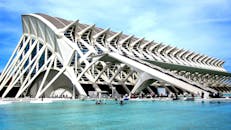 探索瓦伦西亚充满活力的环境及其未来派艺术与科学之城的现代建筑