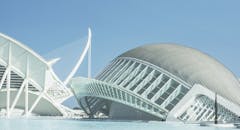 在蔚蓝的天空下，瓦伦西亚艺术与科学之城的未来主义设计格外醒目