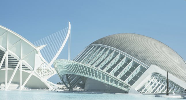 在蔚蓝的天空下，瓦伦西亚艺术与科学之城的未来主义设计格外醒目