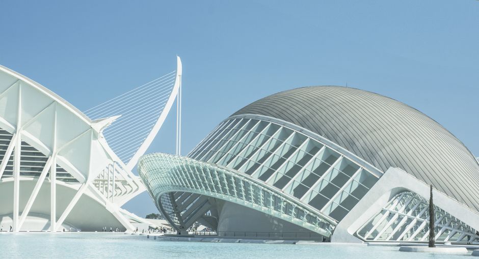 Diseño futurista de la Ciudad de las Artes y las Ciencias de Valencia bajo un cielo azul claro.