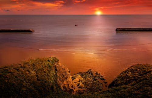 Безкоштовне стокове фото на тему «берег, Захід сонця, камені»