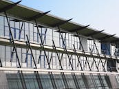 当代办公楼以玻璃立面和独特设计展现现代产业创新