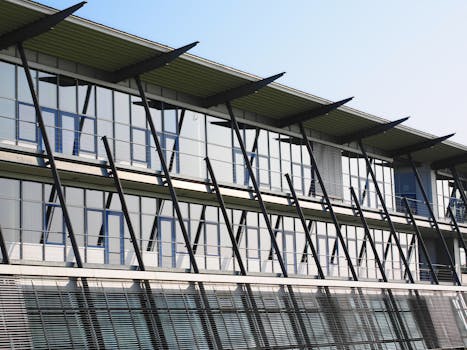 当代办公楼以玻璃立面和独特设计展现现代产业创新