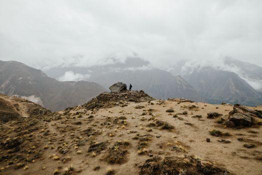 清晨，崎岖的山峰上云雾缭绕，一个孤独的身影伫立其间