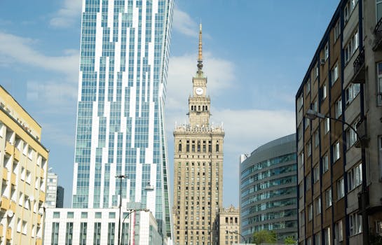 华沙天际线的动态景观在白天展现出其现代与历史建筑