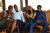 穿着时髦服装的小组朋友们在户外愉快地放松，一起欢笑