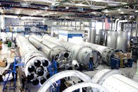 机库宽敞，可见装配火箭的航天器生产线