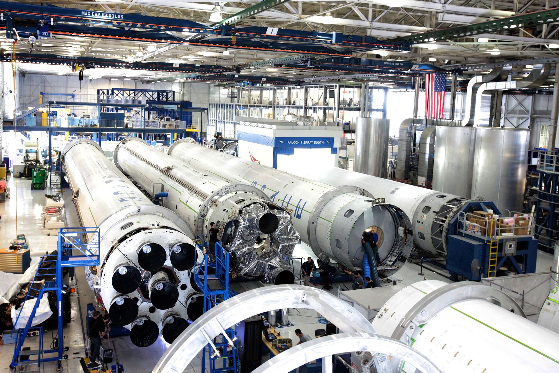 Vista interior de las modernas líneas de producción de una fábrica aeronáutica