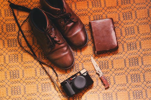 Gratis Sepasang Sepatu Kulit Coklat Foto Stok