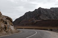 蜿蜒穿过俄罗斯岩石山脉的弯曲柏油路，非常适合旅行和冒险主题