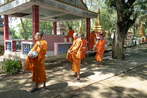 Mönch Trägt Orange Robe
