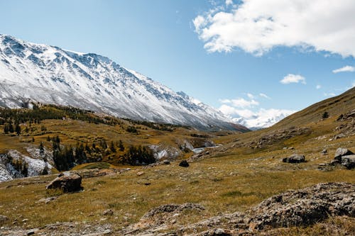 Schneebedeckte Berge Unter Weißen Wolken