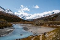 冬季景观令人惊叹，宁静的河流与白雪皑皑的山脉是其特色