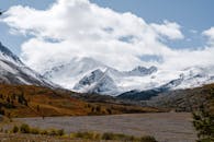 白雪皑皑的山脉在部分多云的天空下，景色令人惊叹