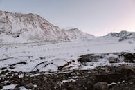 黎明时分，雪山、冰川和岩石地形的景色壮丽