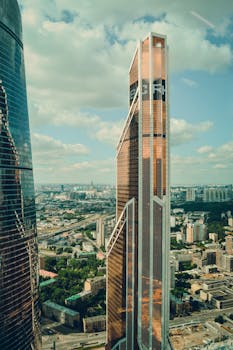 广阔的城市景观上，一座现代摩天大楼耸立，景色壮丽