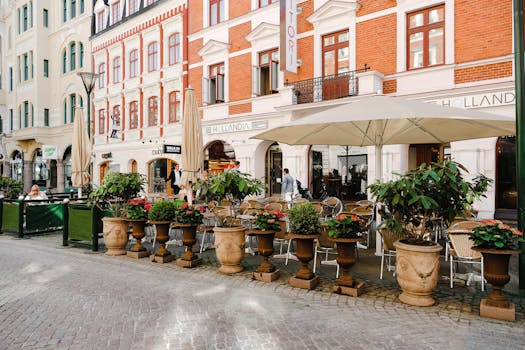 瑞典马尔默迷人的咖啡馆露台，拥有色彩缤纷的外墙和户外座位