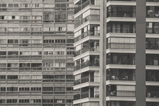 从低角度望去，带阳台的现代高层公寓楼营造出密集的城市景观