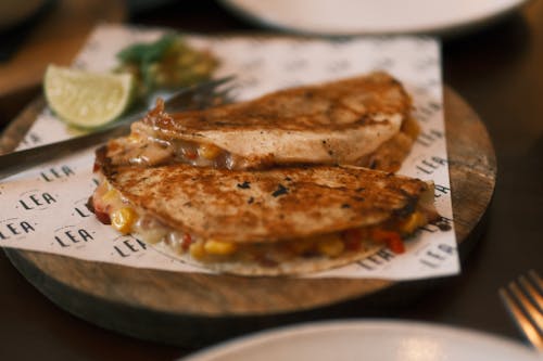 Foto profissional grátis de comida mexicana, lima, quesadilla