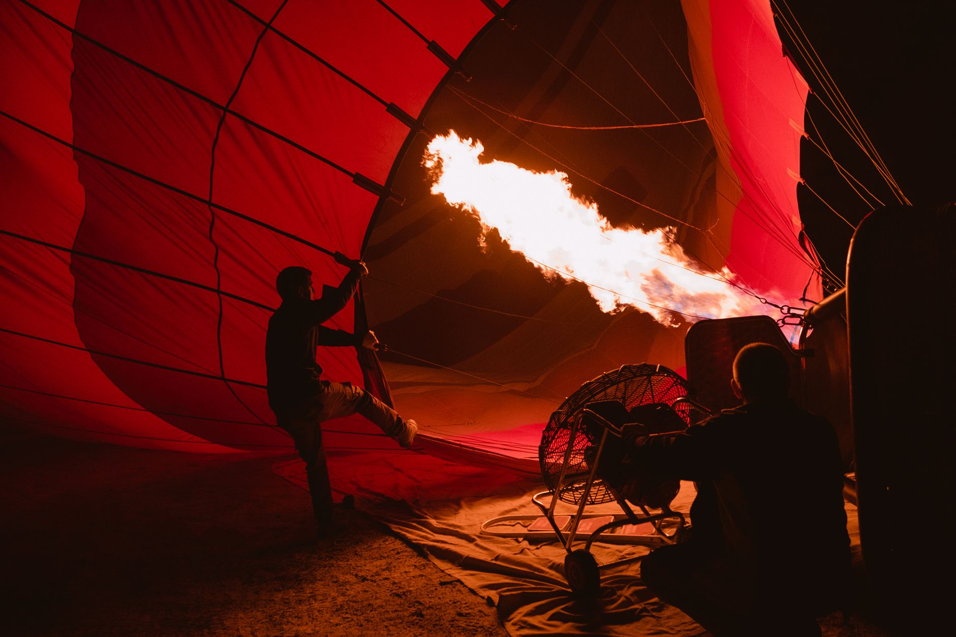 2026 상반기 전 확인, 일본 물가·엔화 환율 4단계 점검 리스트 6 Silhouettes inflating a hot air balloon with flames at dawn in Cappadocia, Turkey.
