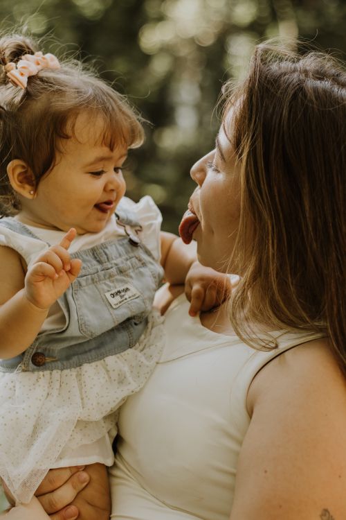 Free A joyful moment of a mother and child playing outside, capturing love and happiness. Stock Photo