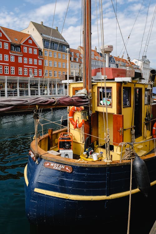 黄色和蓝色的小船在运河中漂浮