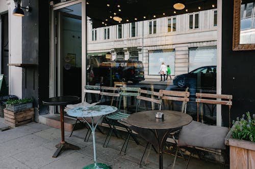 Tavolo Rotondo In Acciaio Grigio Vicino Al Caffè